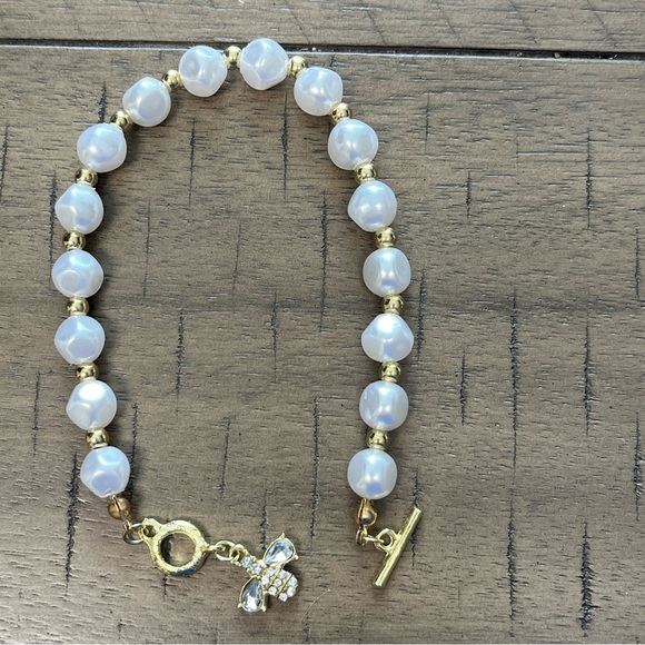 Bracelet. 6.6” faux irregular shape pearl beads. Crystals with bee closure. NIP - Picture 4 of 7